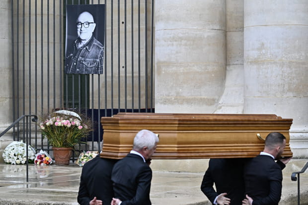 Le corbillard de Michel Blanc rentre dans l'église pour les obsèques