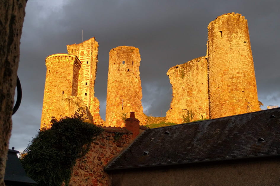 Balade dans les ruines en lumi&egrave;re du ch&acirc;teau d'H&eacute;risson
