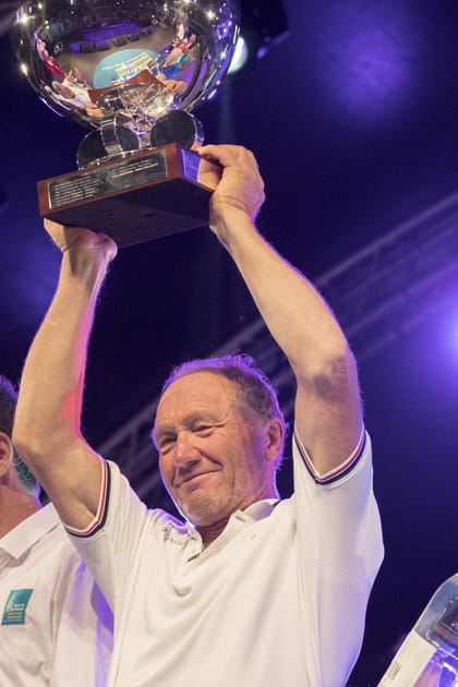 Francis Joyon soul&egrave;ve le troph&eacute;e