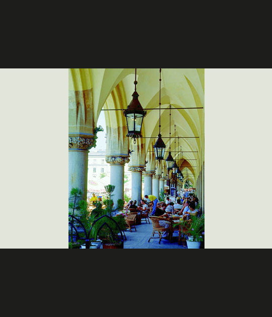Arcades de la place du march&eacute;
