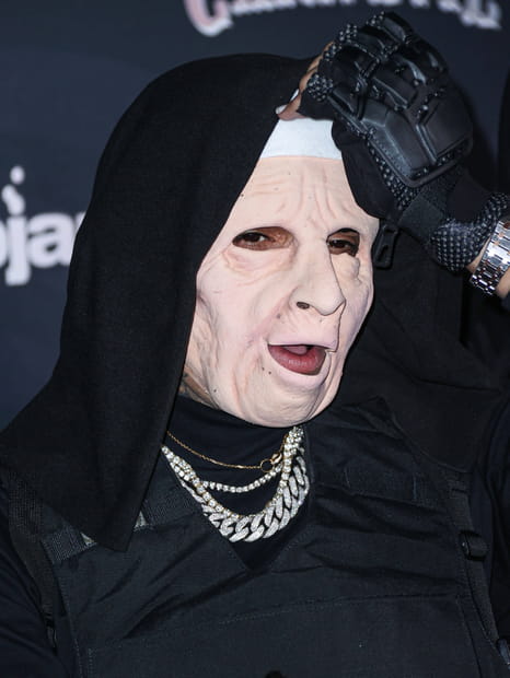 Le chanteur Chris Brown en nonne démoniaque