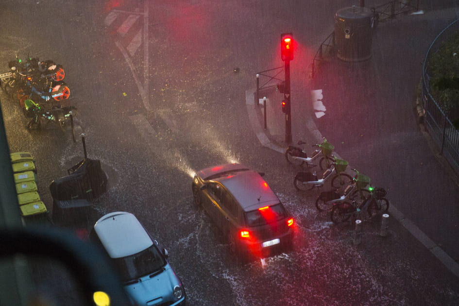 Des voitures &agrave; Paris sous une pluie tropicale