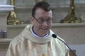 Ce curé a une voix incroyable : Alléluia !