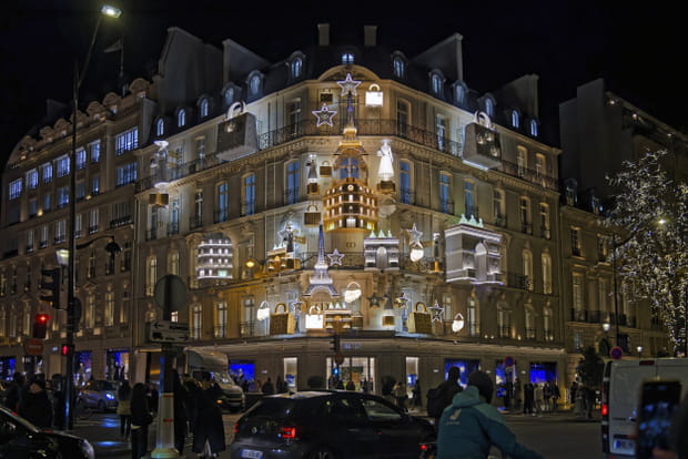Les illuminations de Noël à Paris sont lancées avenue Montaigne