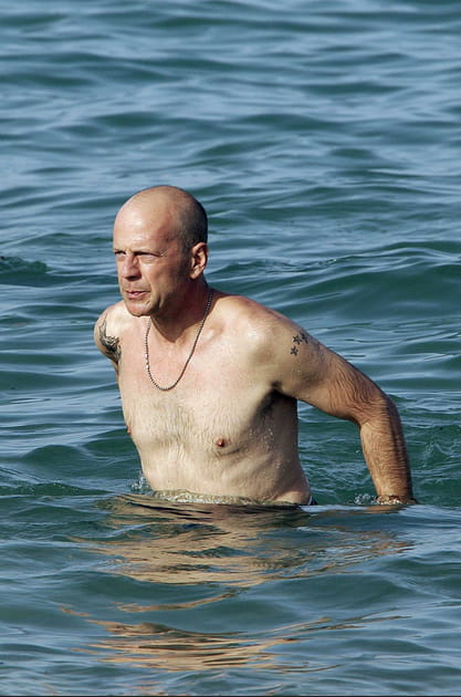 Bruce Willis adore se promener nu sur la plage