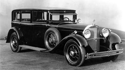 c'est dans une mercedes 770 de la série w 07 que paradent de nombreux haut