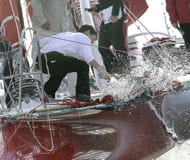 ellen macarthur baptisant le trimaran sodeb'o de thomas coville en 2007.