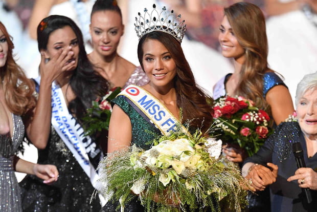 Vaimalama Chaves entourée des dauphines