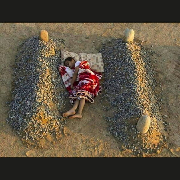 Orphelin syrien entre les tombes de ses parents