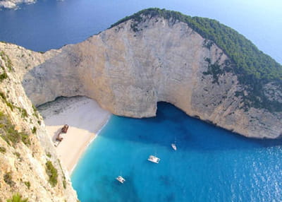 la calanque de navagio au sud de la céphalonie en grèce, accessible seulement en