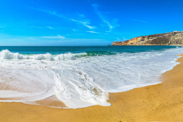Les vagues géantes de Nazaré au Portugal