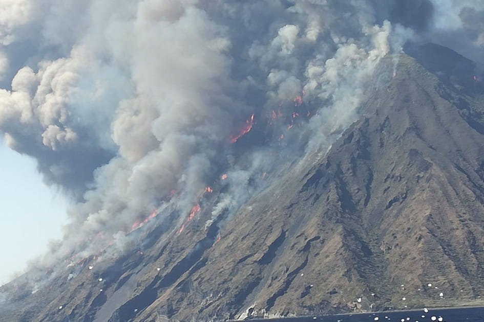 Eruption du volcan Stromboli le 3&nbsp;juillet au large de la Sicile