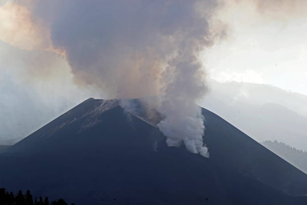 Des cendres expulsées par le volcan