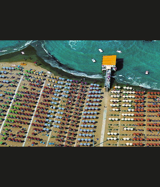 La plage aux parasols