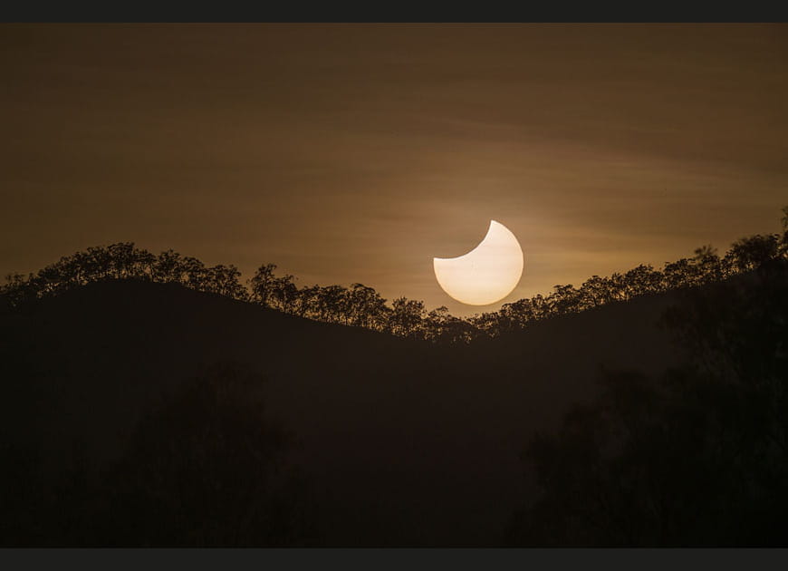 Eclipse partielle au lever du soleil