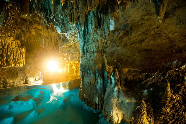 La grotte Gyokusendo à Okinawa au Japon
