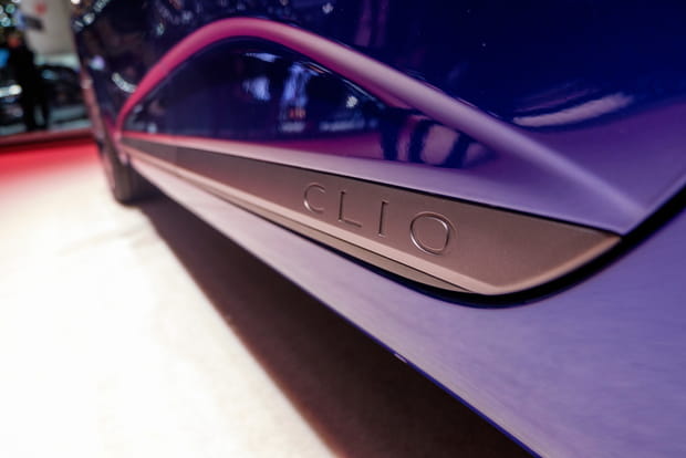 Zoom sur les baguettes chromées de la Clio 5