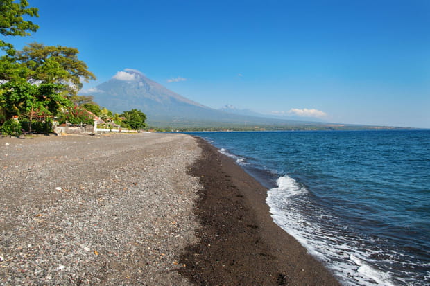 Plages de sable noir à Amed