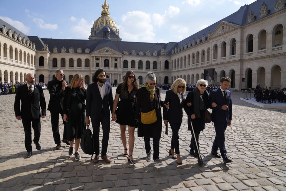 Les proches de Michel Bouquet et, &agrave; droite, Julie Carr&eacute; son &eacute;pouse avec Brigitte et Emmanuel Macron