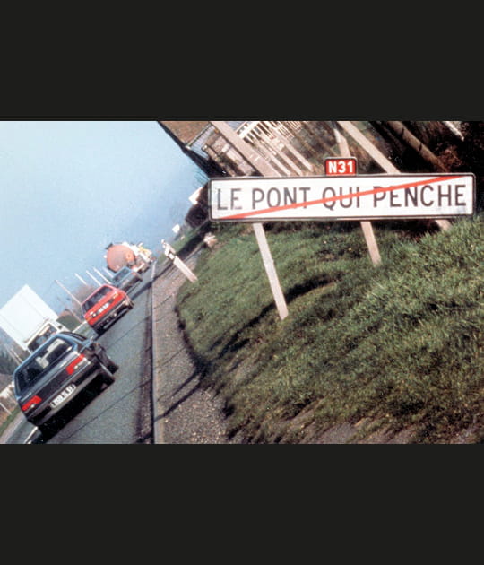 Le pont ou le panneau qui penche&nbsp;?
