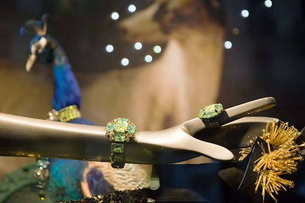 Beaux bijoux dans les vitrines du Printemps