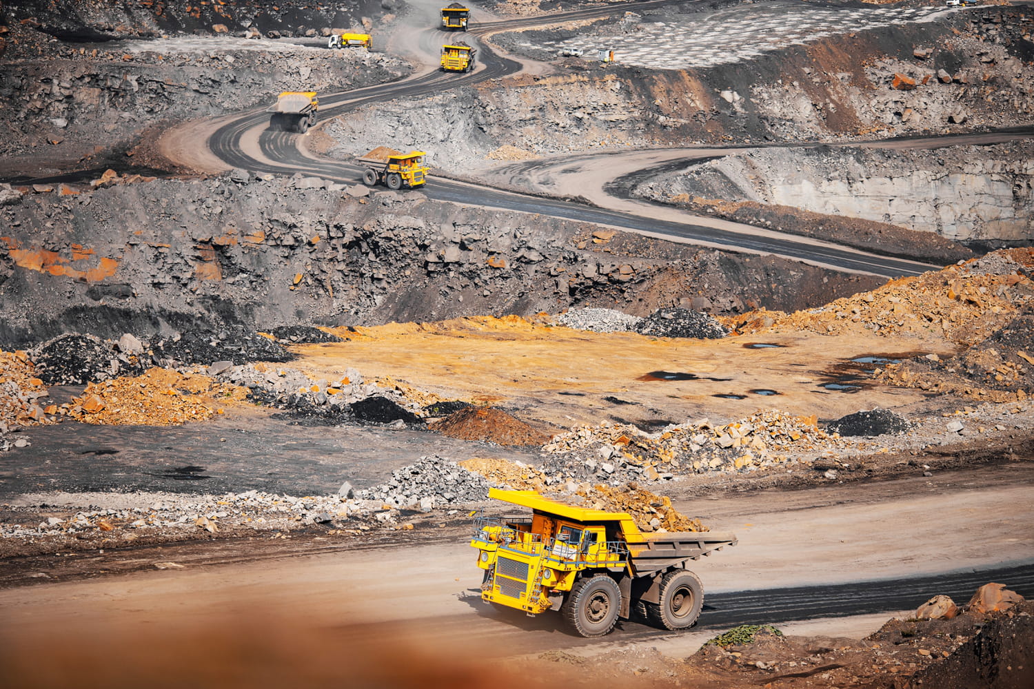 L'une des plus importantes mines d'or au monde découverte, des tonnes de "métal rouge" également trouvées