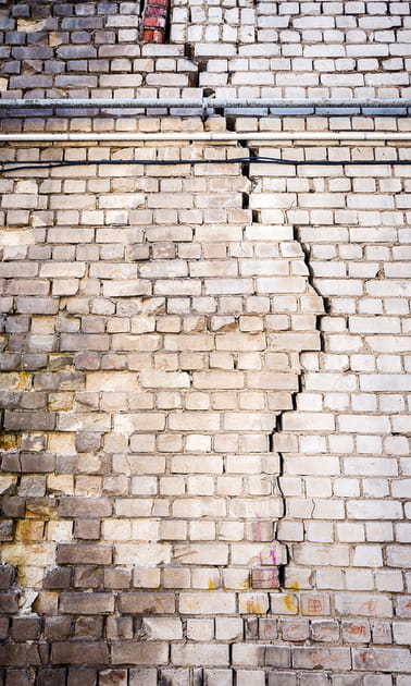 Une trop grande humidit&eacute; sur un mur de briques