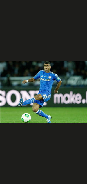 Ashley Cole avec un fusil &agrave; l'entra&icirc;nement