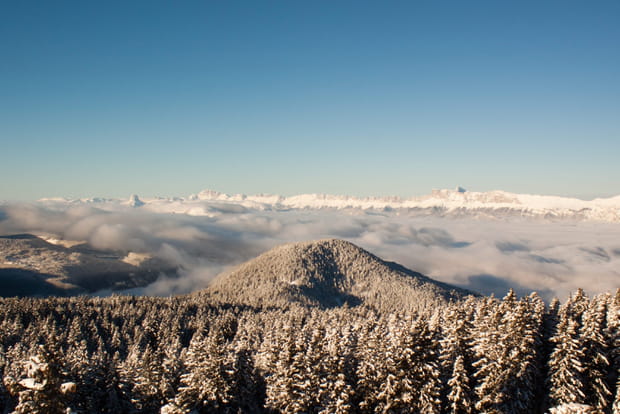 Le sommet de Chamrousse et l'étrange couleur de sa neige au coucher de soleil