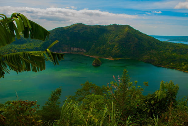 Le lac Taal aux Philippines