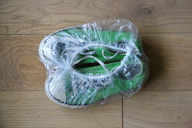 Les chaussures dans un bonnet de douche