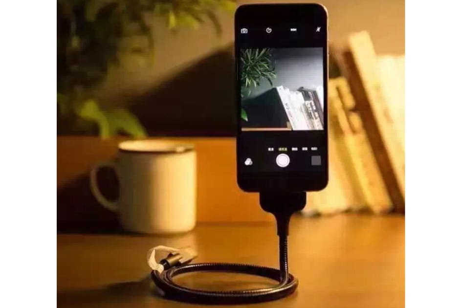 Un c&acirc;ble USB qui fait office de support pour portable