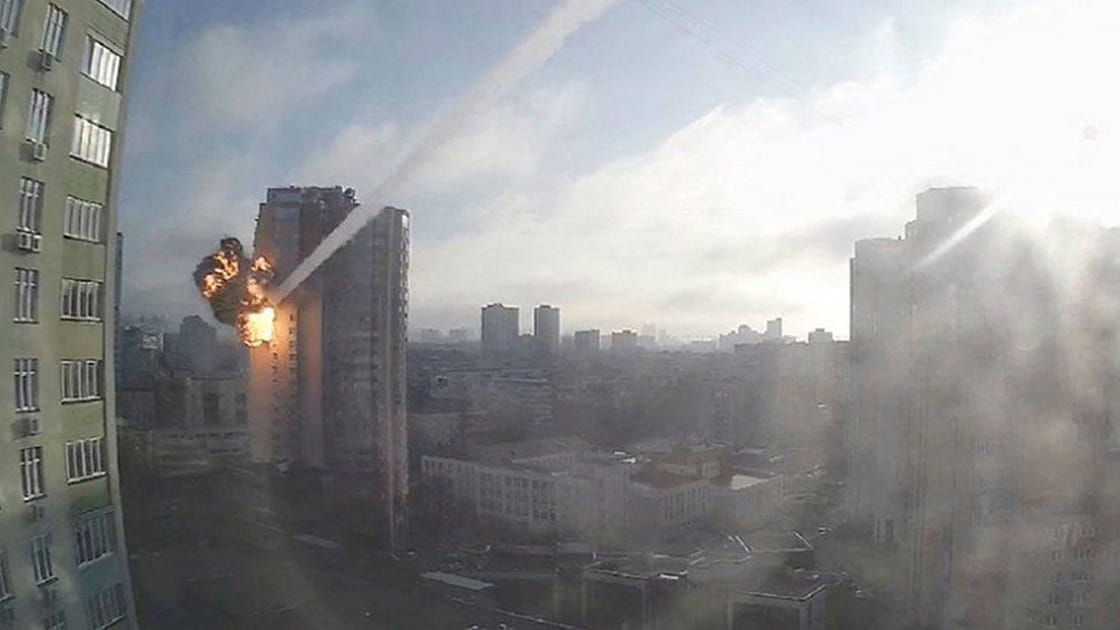 Un missile touche un immeuble d'habitation