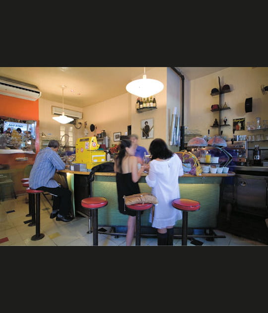 Au caf&eacute; du coin