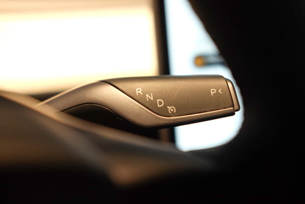 La boîte auto s'actionne à l'aide d'un commodo