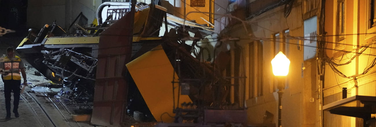 Les terribles images de l'accident du funiculaire Glória à Lisbonne