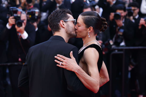 Pierre Niney embrasse sa compagne Natasha Andrews à Cannes