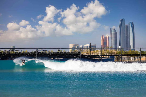 Surf Abu Dhabi : la plus grande vague artificielle au monde