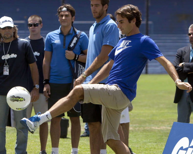 Il a h&eacute;sit&eacute; avec le football