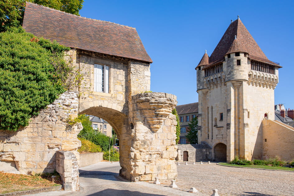 La Porte du Croux, ancienne entr&eacute;e m&eacute;di&eacute;vale fortifi&eacute;e de Nevers