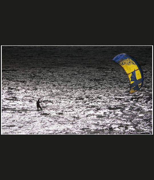 Kitesurfeur en contre-jour