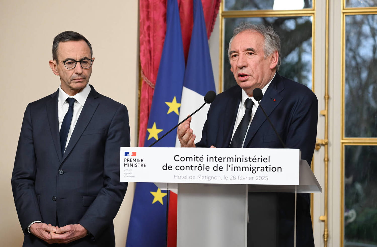 Bayrou veut "réexaminer" tous les accords avec l'Algérie, mais de quoi parle-t-il au juste ?