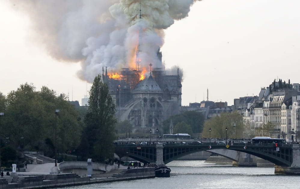 Les images de Notre-Dame de Paris en proie aux flammes
