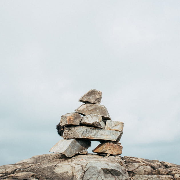 Dissimul&eacute; dans un tas de pierre