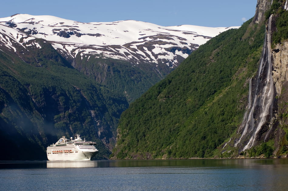 A travers les fjords en ferry