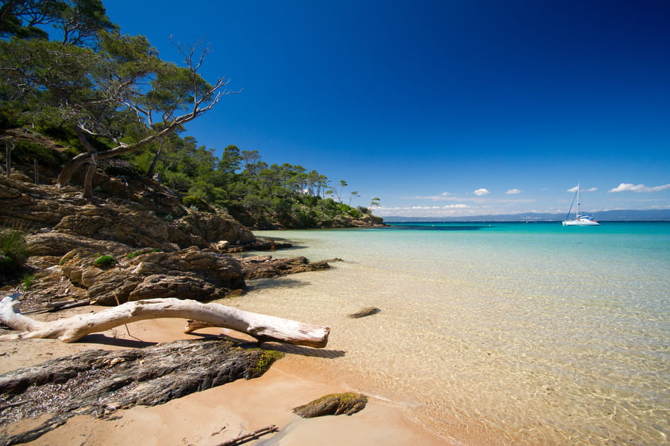 Une plage secr&egrave;te sur l'&icirc;le de Porquerolles