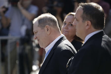 Harvey Weinstein à la sortie du commissariat de Manhattan ce vendredi 25 mai 2018.