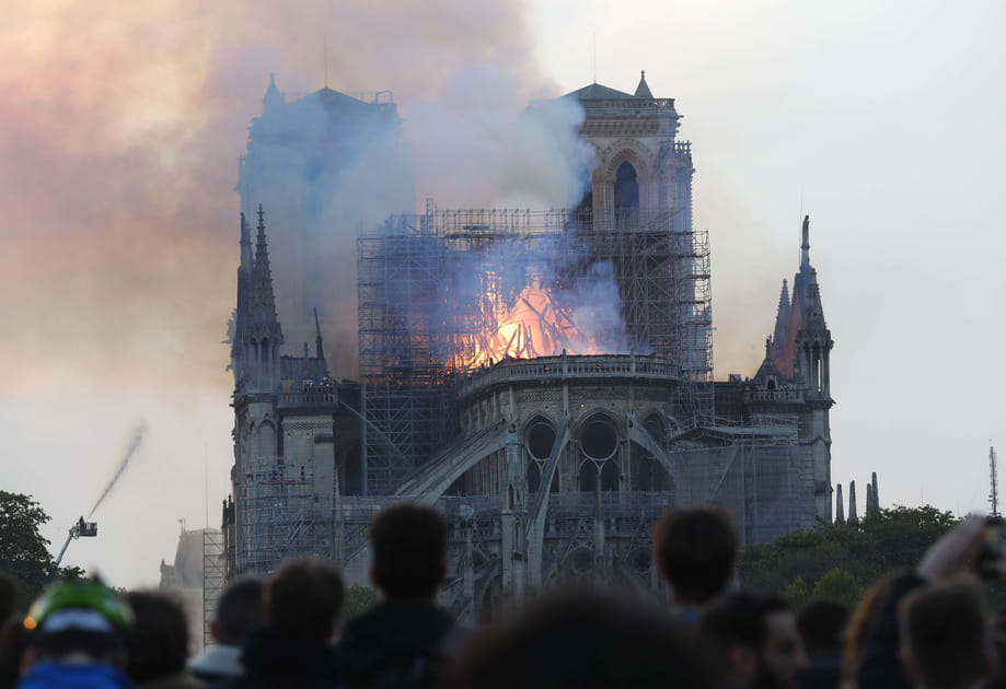 Les images de Notre-Dame de Paris en proie aux flammes