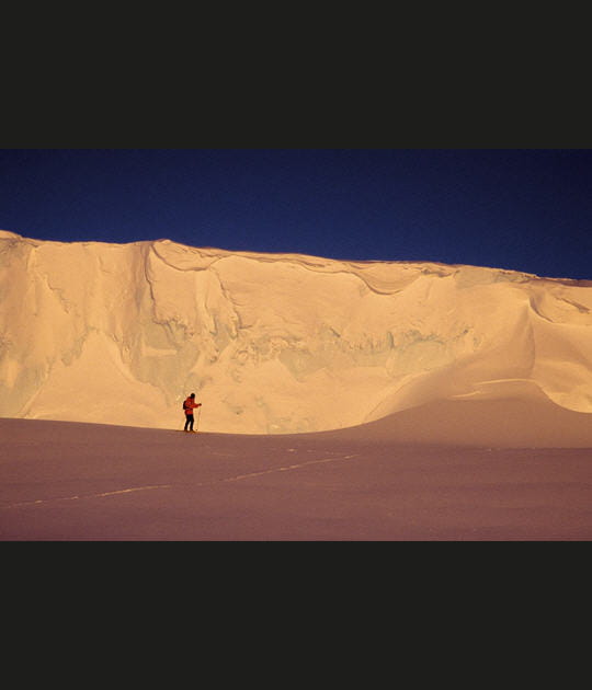 Au pied des falaises du continents