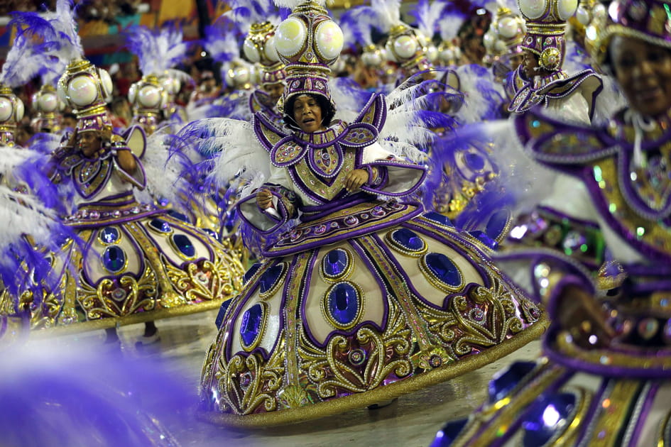 Des costumes color&eacute;s